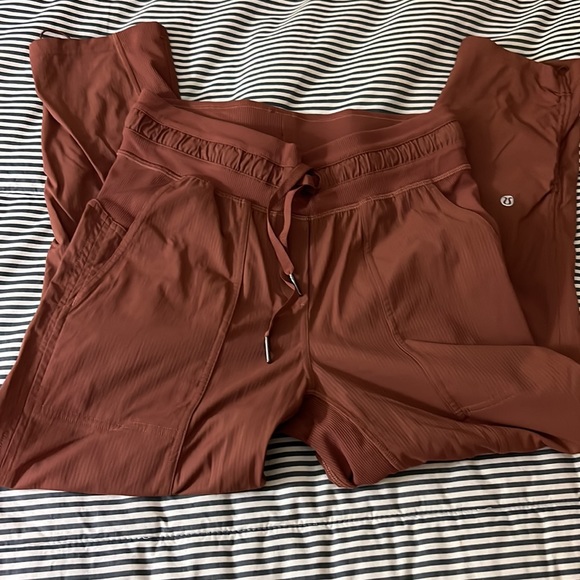 Lululemon joggers in copper - Picture 2 of 5